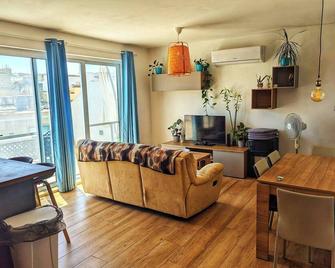 Modern 3 bedroom penthouse with Rooftop views - Tarxien - Pokój dzienny