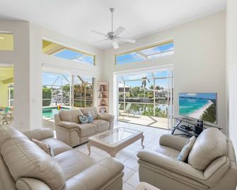 Beautifully maintained waterfront home with pool - Marco Island - Wohnzimmer