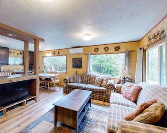 Dog-friendly, mid-century home w/hot tub close to beach - Yachats - Wohnzimmer