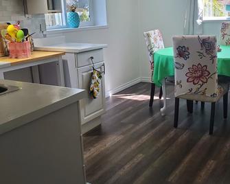 Cozy 2 bedroom suite - Sidney - Dining room