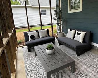 Newly Renovated Cottage Including Drivew - Murfreesboro