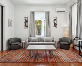 Luxurious Private Suites In Downtown Cha - Charleston - Living room