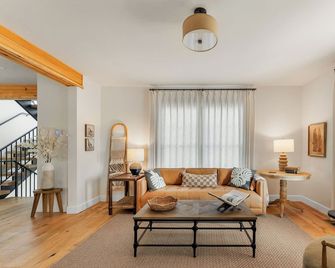 Completely renovated heritage home in the Ozarks Mountain region of SW Missouri. - Billings - Living room
