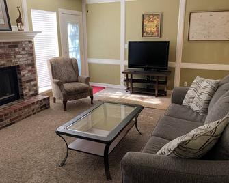 Spacious 4-bedroom house with AC and WiFi in charming Owasso - Owasso - Living room