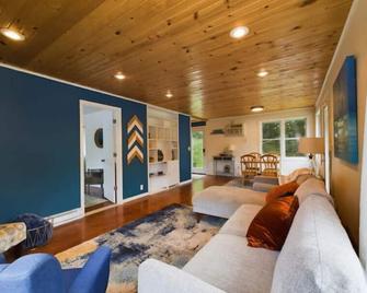 Cabin with private beach access to Lake Minnewaska - Glenwood - Вітальня