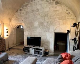Au pays de Gide appart feutré dans un château - Lussan - Living room