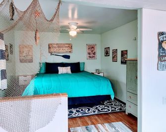 Open! Lake Cabin Stocked, Wifi, Firepit, Kayaks, Tiki Bar, Hammock Pet - Harrison - Bedroom