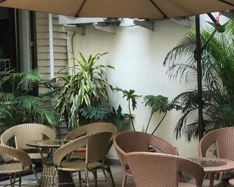 Uds Villa - Next To Vfs, Walking To Connaught Place - ניו דלהי - פטיו