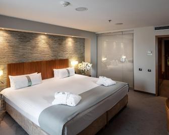 هوليداي إن لودز بي آيتش جي - لودز - غرفة نوم