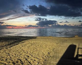 Arequipa Suite 3 queen size beds, a terrace leading to the pool and the beach. - Trujillo - Beach