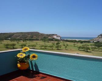 Between The Sea And The Mountains - A dos Cunhados - Piscina