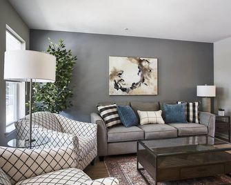 Vista Villa! New Condo near Sand Springs Country Club - Drums - Living room