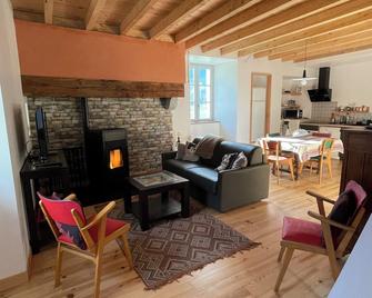 3 gîte 'La maison Salanave' with garden and SPA Ossau valley mountain view - Arbéost - Sala de estar