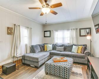 Cozy Mullins Retreat w/ Backyard & Covered Porch! - Mullins - Sala de estar