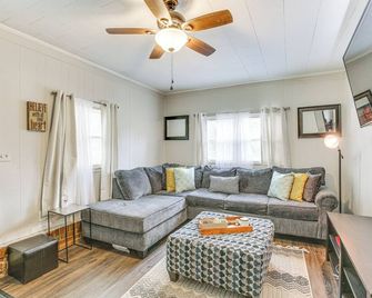 Backyard & Covered Porch! Cozy Mullins Retreat - Mullins - Sala de estar