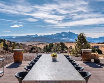 Incredible Views of Snow Covered Peaks - Hot Tub - Fire Ring - 5 Ski Mountains - Carbondale - Patio