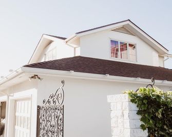 Estate Guest Home Upstairs, EV Charger on site - Santa Maria - Building