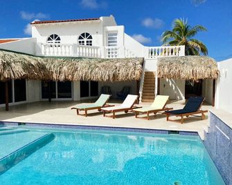 Cozy Studio Apartment with Patio & Pool Access at Beach Walk 4 by Bocobay - Noord - Pool