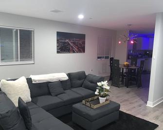 Luxury Stays - Hostel - Inglewood - Living room