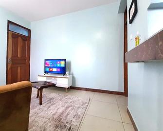 A Cozy 1 Bedroom at the heart of Kakamega Town with Calming views - Kakamega - Living room