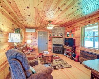 Wraparound Deck and Hot Tub Blue Ridge Mtn Cabin - Sparta - Sala de estar