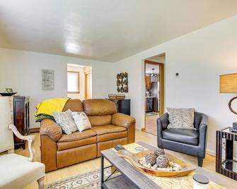 1 Mi to Lambeau Field: Green Bay Home w/ Grill! - Green Bay - Living room