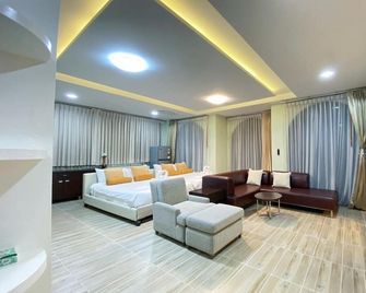 Daddy Dream Hotel and Residence - Ranong - Wohnzimmer