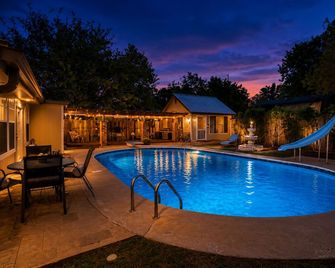 Pool Slide Hot Tub Sauna Retreat Sleeps 10 - Waxahachie - Pool