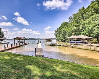 Scenic Smith Mountain Lake Getaway w/ Deck + Dock! - Huddleston - Outdoors view