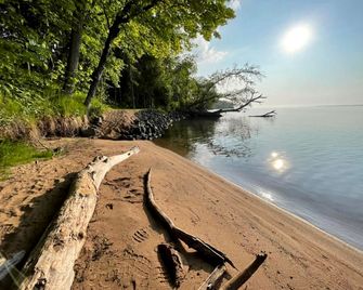 Cozy Cabin Overlooking Chequamegon Bay in Ashland, Wisconsin - Ashland - Beach