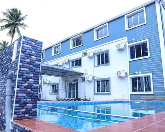 SS Grand Hotel with Swimming Pool - Pondicherry - Building