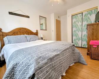 Private fun rental Video Game, massage Chair, fenced-in yard - Lawrence - Bedroom