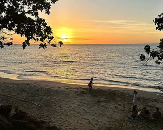 Stylish 2 Bedroom + pool Beachfront Suite king & queen bed Sunsets beach walk - Hatillo - Playa