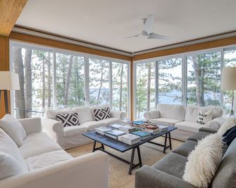 Modern Muskoka! Sunsets And Views! Executive Luxury, Glass House! S/W views - Bracebridge - Living room