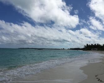 Perfect Beachfront Rental with Beautiful Views! - Rokers Point Settlement - חוף