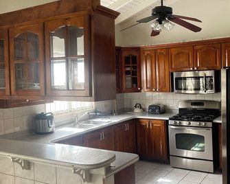 Beautiful One Of A Kind Mountain Views Apartment - Basseterre - Cocina