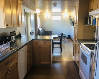 Midnight Sun Vacation Home - Whitehorse - Kitchen
