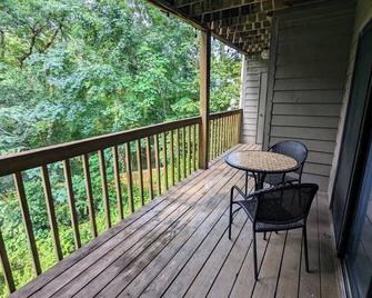 Cozy, remodeled condo on the Saluda River near downtown Columbia and the Zoo - Forest Acres - Balcony