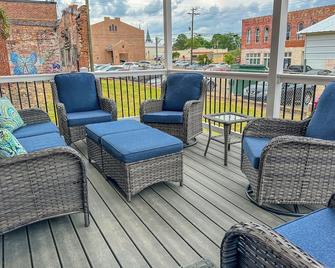 Charming 2 BR/2 bath in Historic District - Rent 1 Suite or Both/8-16 people! - Troy - Balkón