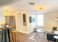 Downtown Modern 2BR step from dining and shopping - Shepherdstown - Wohnzimmer