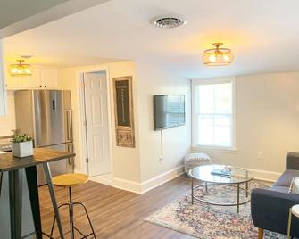 Downtown Modern 2BR step from dining and shopping - Shepherdstown - Living room