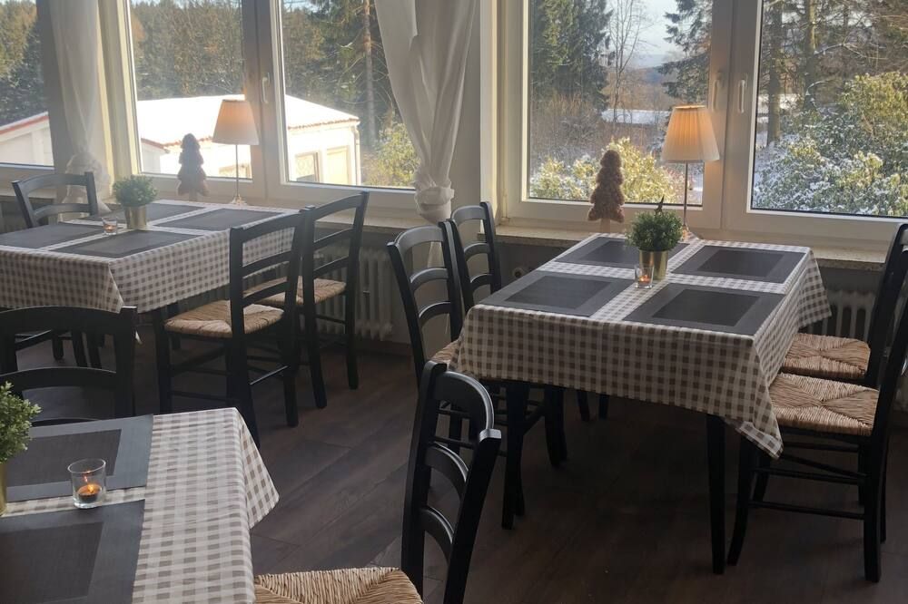 بيرجهوتل هانينكلي ميت فيرين هاوس