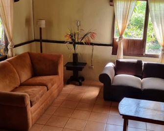 Princesa de la Luna Ecolodge - La Fortuna - Living room