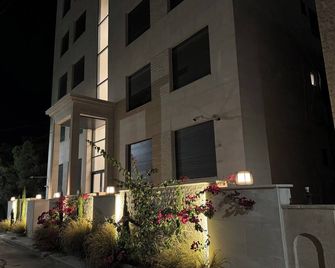 with a scenic view 3-bedroom apartment in peaceful Mahis with many amenities - Madaba - Edificio