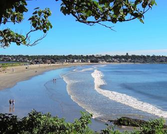 Easton's Beach House: Steps to the Beach: Fall Weekends with Cozy Firepit! - Middletown - Plaj