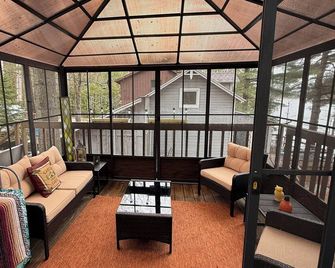Renovated Little Wolf Winter Special-book 3, get 1 night free, lakefront! - Tupper Lake - Balcón