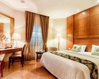 Grand Sakura Hotel - Medan - Bedroom