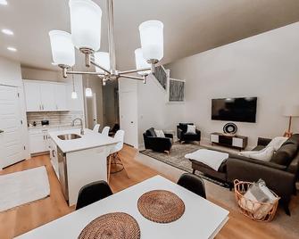 New Modern Luxurious Townhome in Silicon Slopes - Lehi - Living room