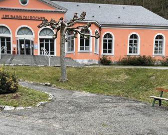 Modern apartment at the foot of the cable car and thermal baths - Cauterets - Gebäude