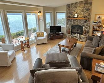 Sandpiper Haven: Whidbey Waterfront, Amazing Views, Beach, Penn Cove, Kayaks, Ac - Oak Harbor - Huiskamer